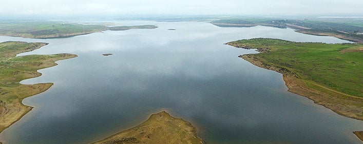 ACCIONA instala en Extremadura la primera planta fotovoltaica flotante conectada a red en España